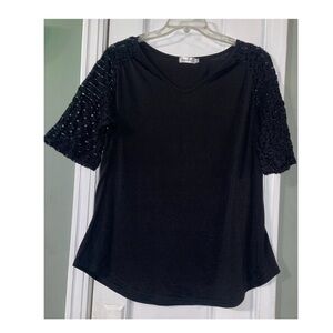 GUC Hocosit Black V-Neck Top with Textured Sleeves